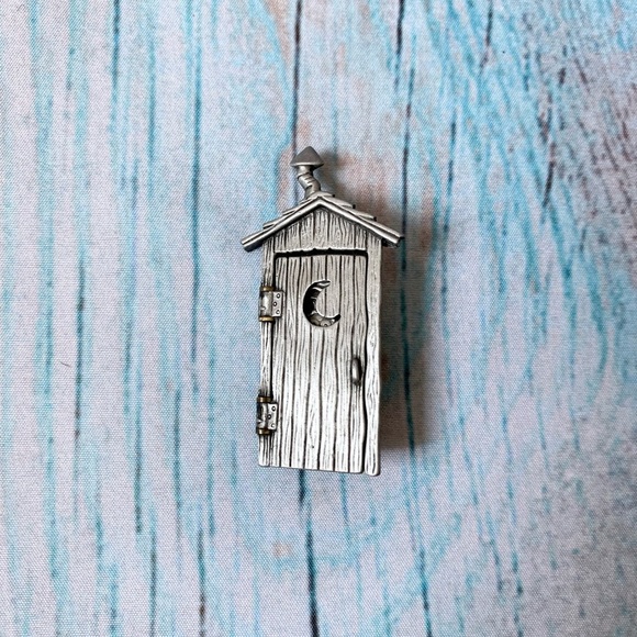 Vintage JJ Rustic Silver Outhouse funny pin - Picture 1 of 6